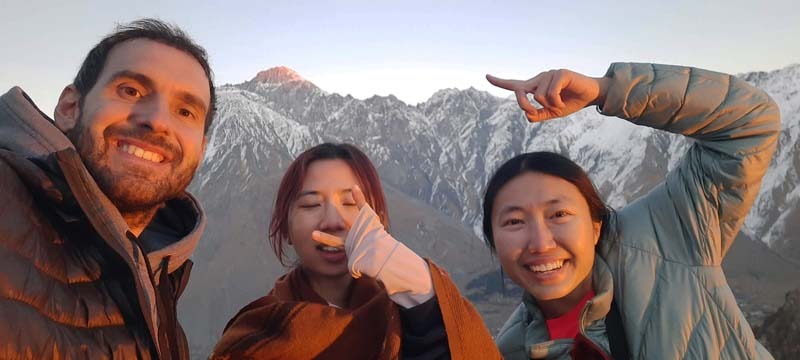 Con mis compañeras de viaje en Kazbegi