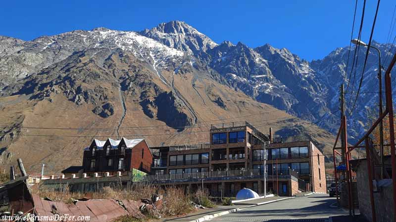 Hay mucha infraestructura turistica en Kazbegi - Georgia