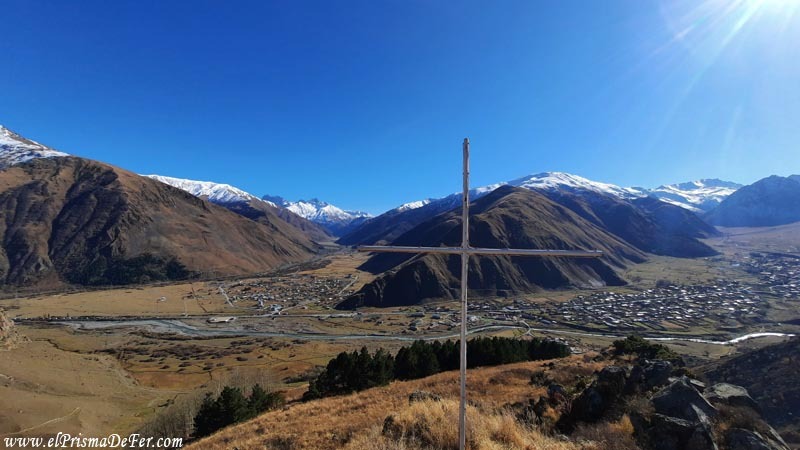 Vistas desde la fortaleza. De fondo se ve el camino que lleva al Valle de Juta