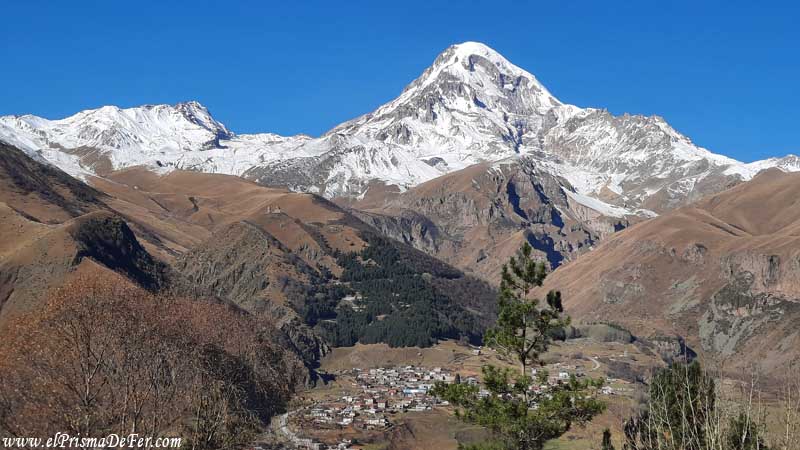 Vista de la iglesia Gergeti Trinity y el Monte Kazbegi de fondo