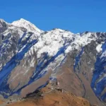 Vista épica de la Iglesia de Gergeti Trinity en Kazbegi