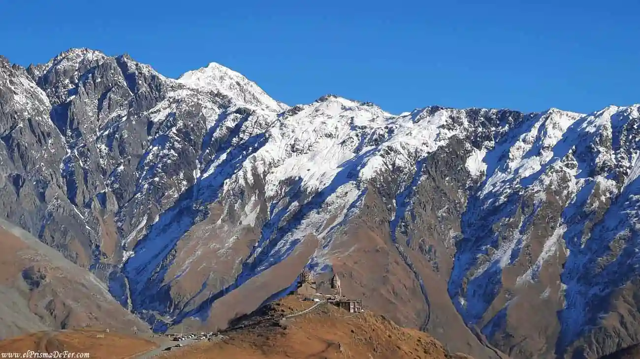 Vista épica de la Iglesia de Gergeti Trinity en Kazbegi