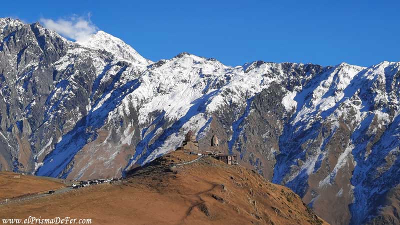 Vista de la Iglesia de Gergeti Trinity en Kazbegi