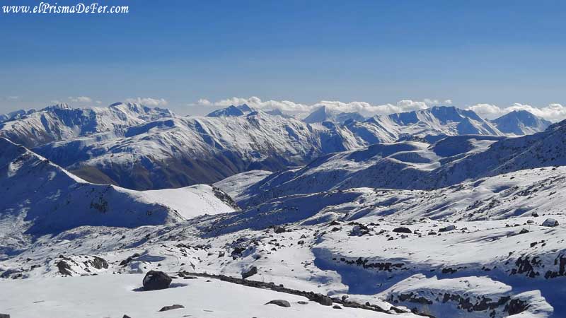 Vistas de las montañas nevadas durante el trekking al Glaciar Gergeti - Kazbegi