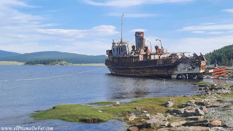 Barco oxidado en la costa del Lago Khovsgol