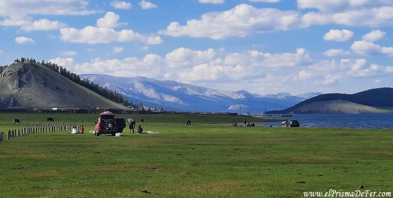En verano los mongoles vienen a pasar sus vacaciones al Lago Khovsgol