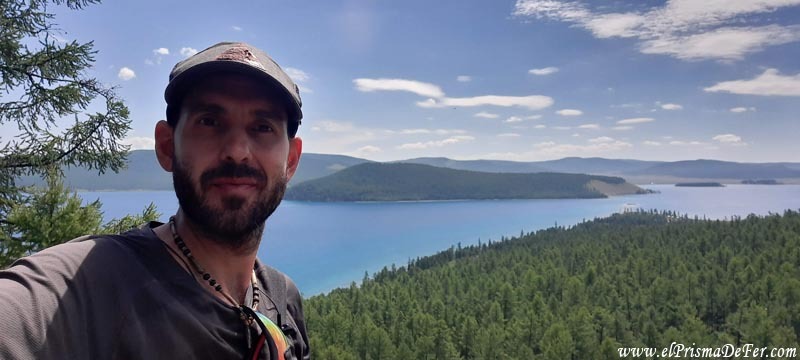 Vistas de Lago Khovsgol durante la caminata por los senderos que lo rodean