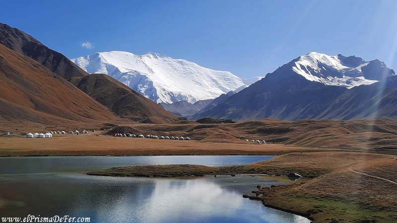 Lago Tulpar camino al Lenin Peak