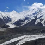 Vista panorámica desde Traveler Pass durante el trekking al campamento base del Lenin Peak
