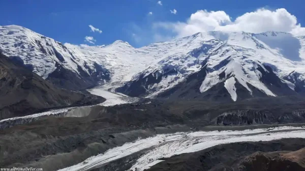 Vista panorámica desde Traveler Pass durante el trekking al campamento base del Lenin Peak