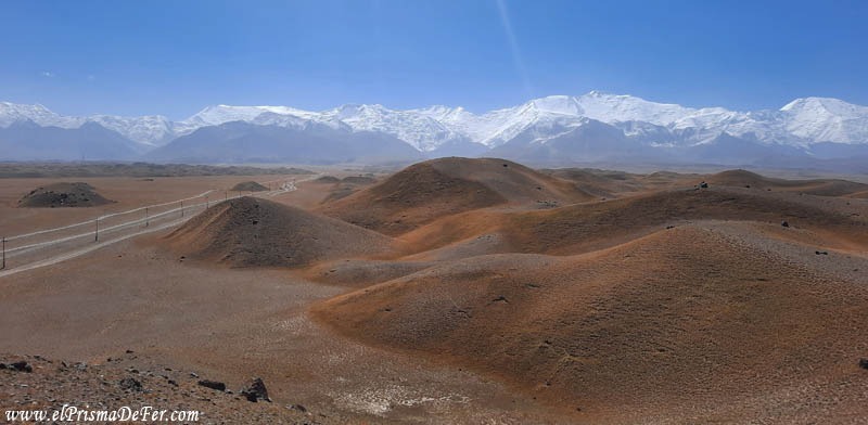 Terreno irregular durante la primera parte del trekking al Lenin Peak