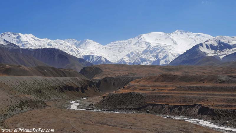 A nuestras espaldas va quedando atrás la cordillera del Pamir y el Lenin Peak