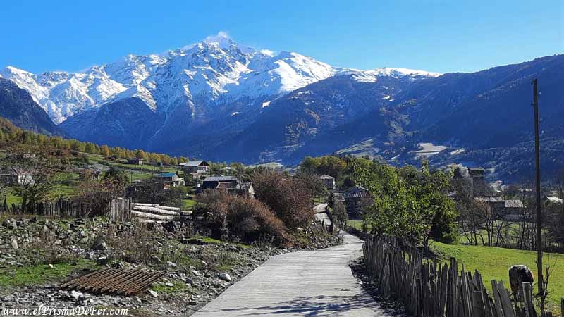 Uno de los pueblos que atravesaremos durante el trekking a Ushguli