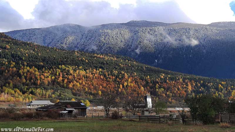 Pueblo de Mestia en otoño - Georgia
