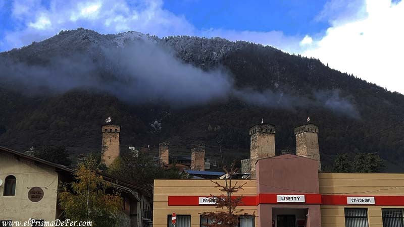Mezcla entre torres medievales y arquitectura moderna, Mestia