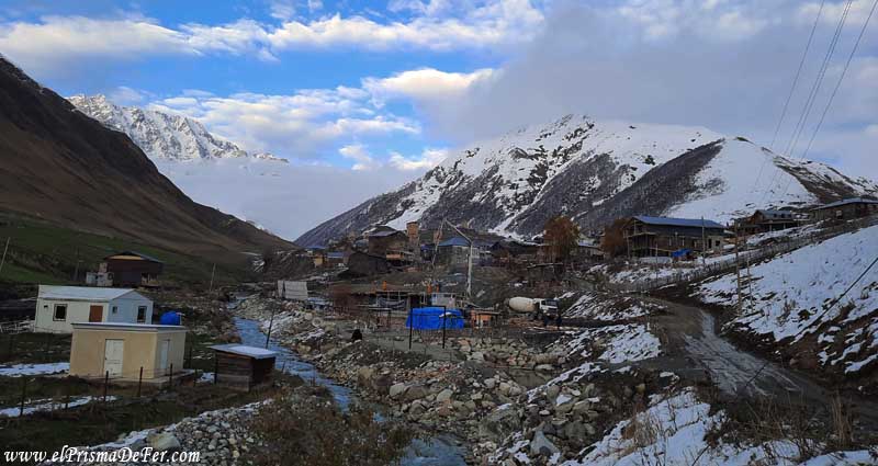 Entrada al pueblo de Ushguli - Georgia