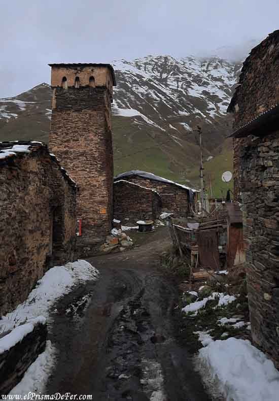 Ushguli tiene una pinta muy medieval, con las torres y estructuras de piedra