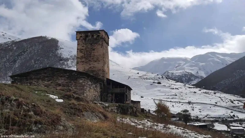 Torre medieval en el pueblo de Ushguli - Georgia
