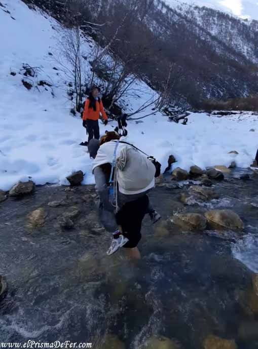 Recomendable llevarse un calzado extra para mojar al cruzar el río