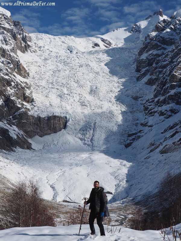 En el mirador al glaciar desde el paso de montaña Chkhutnieri - Trekking en Mestia
