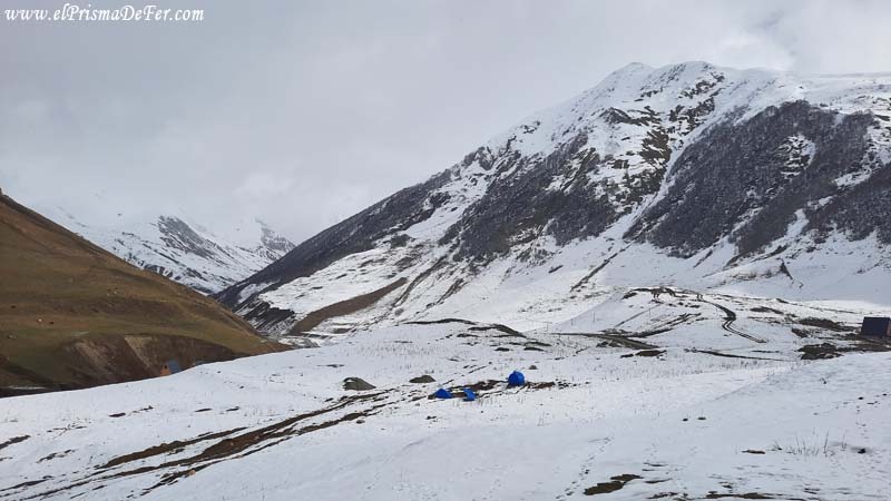 En esa dirección se encuentre el glaciar Shkhara, que por mal clima no pude ir