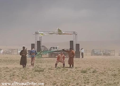 Ganador de la ronda con una tormenta de arena de fondo - Festival Naadam