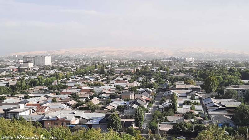 Vista panorámica de Osh desde la cima de Sulaiman-Too