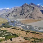 Vista panorámica del Río Panj, dividiendo Afganistán y Tayikistán en Wakhan Valley