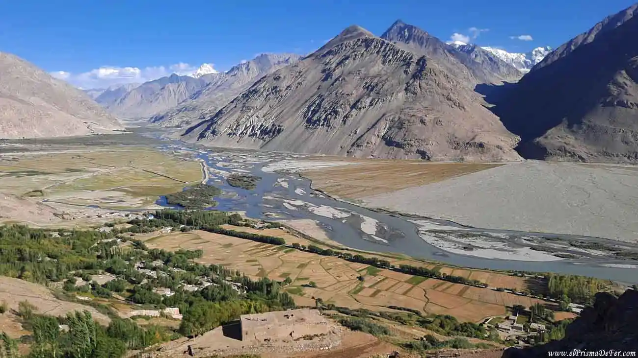 Vista panorámica del Río Panj, dividiendo Afganistán y Tayikistán en Wakhan Valley
