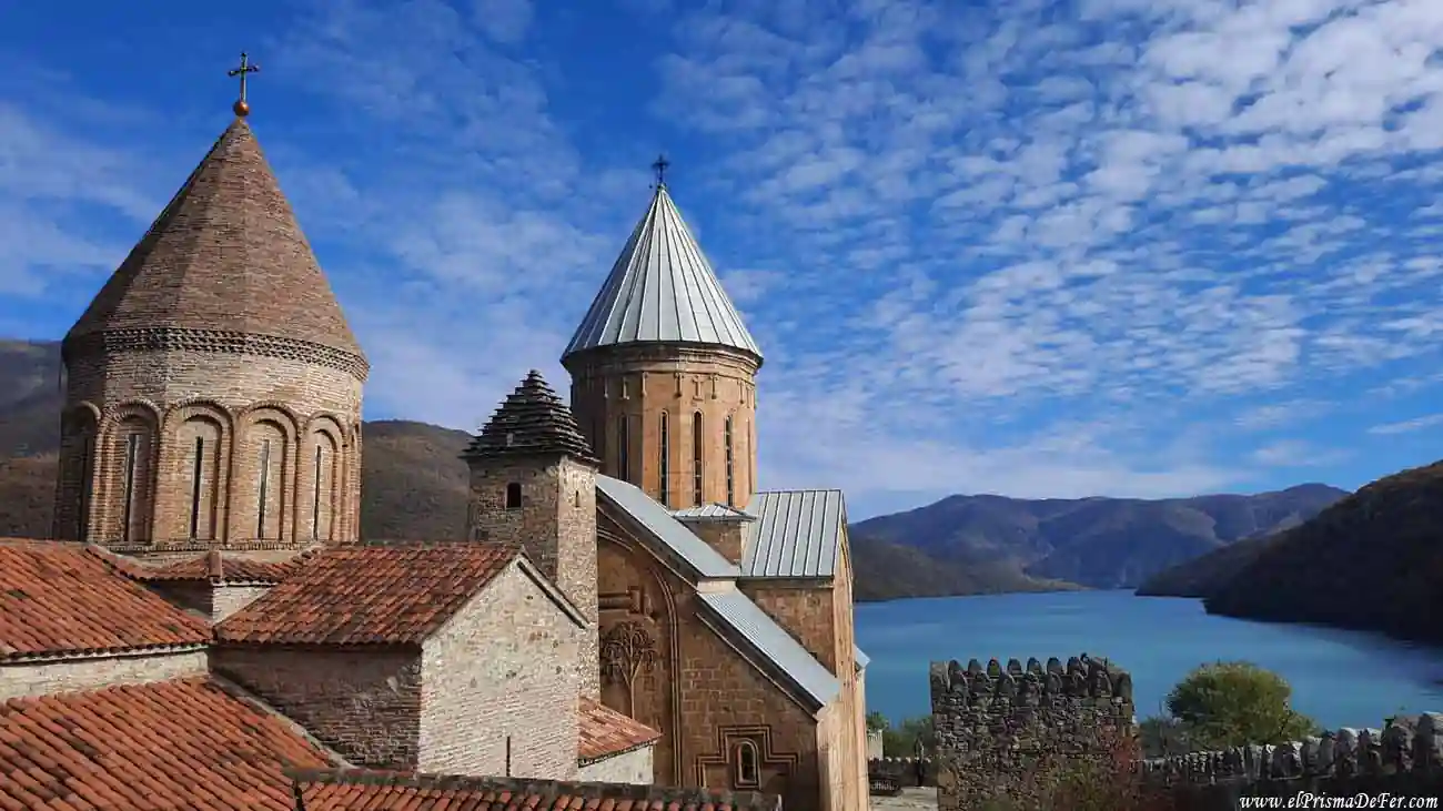 Vistá panorámica del Monasterio de Ananuri, camino a Kazbegi