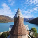 Fortaleza Ananuri en la carretera militar georgiana rumbo a Kazbegi
