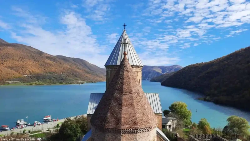 Fortaleza Ananuri en la carretera militar georgiana rumbo a Kazbegi