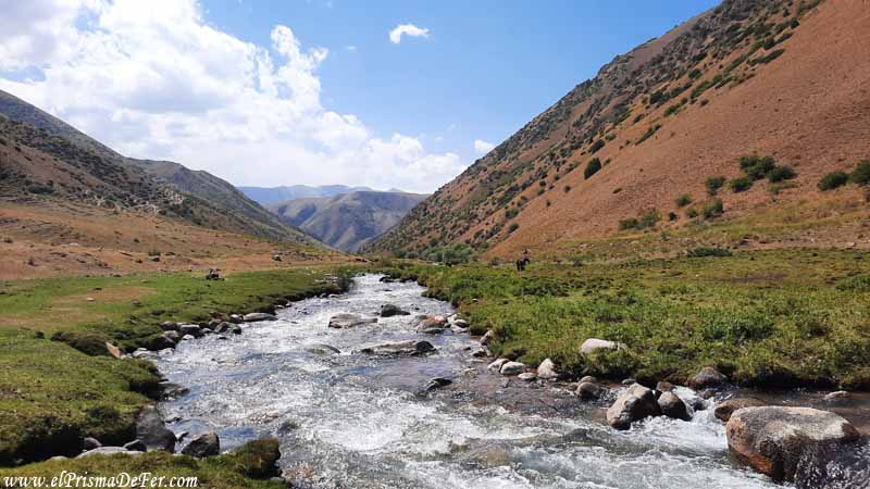 Uno de los pocos ríos donde recargar agua - Trekking Song Kul