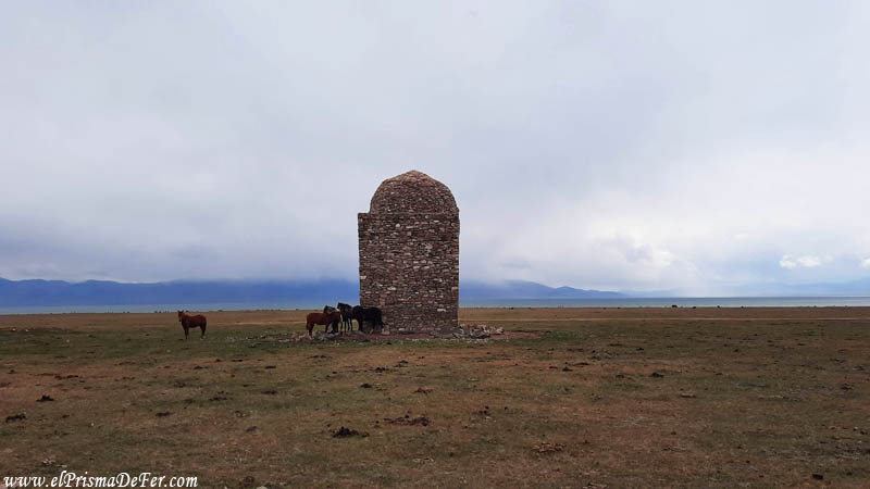 Monumento solitario en la costa del Lago Song Kul