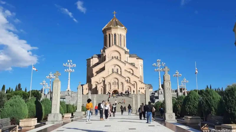 Monumental la Catedral de la Santísima Trinidad de Tbilisi