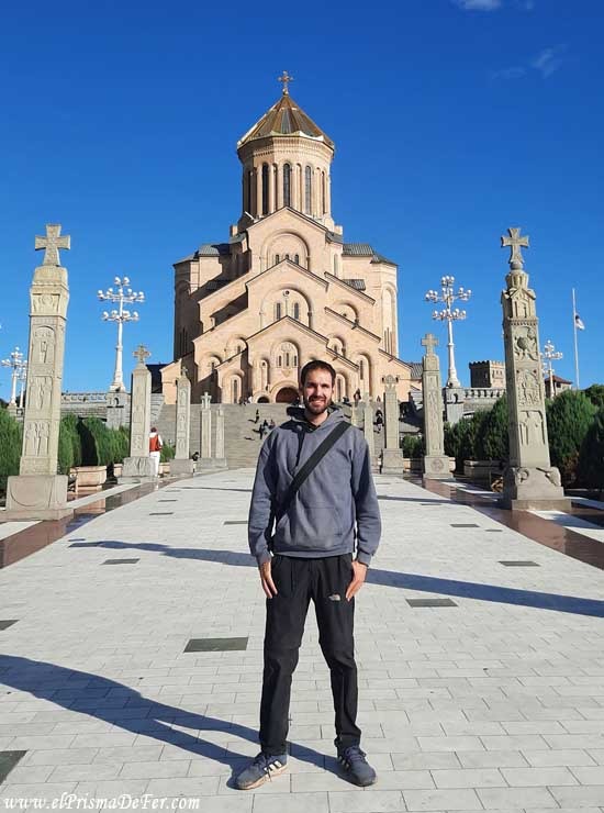 Frente a la Catedral de la Santísima Trinidad de Tbilisi, emblema de la ciudad