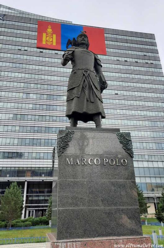 Estatua de Marco Polo en el centro de Ulán Bator