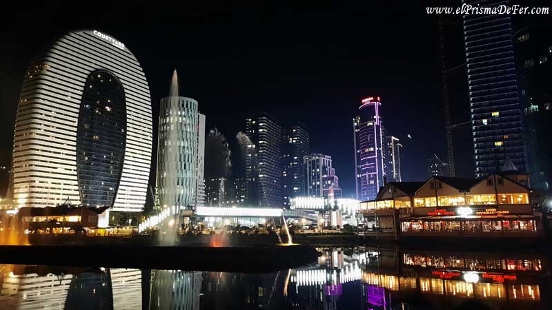 Batumi de noche se transforma - Georgia