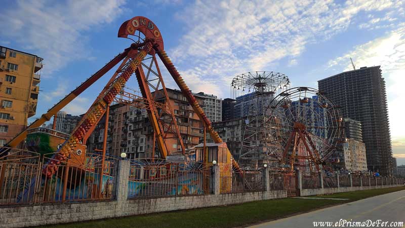 Un parque de diversiones ya cerrado en temporada baja - Batumi