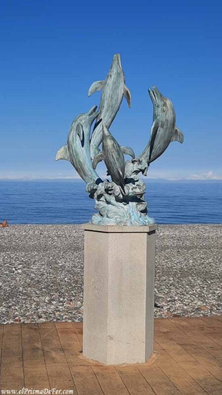Escultura de delfines
