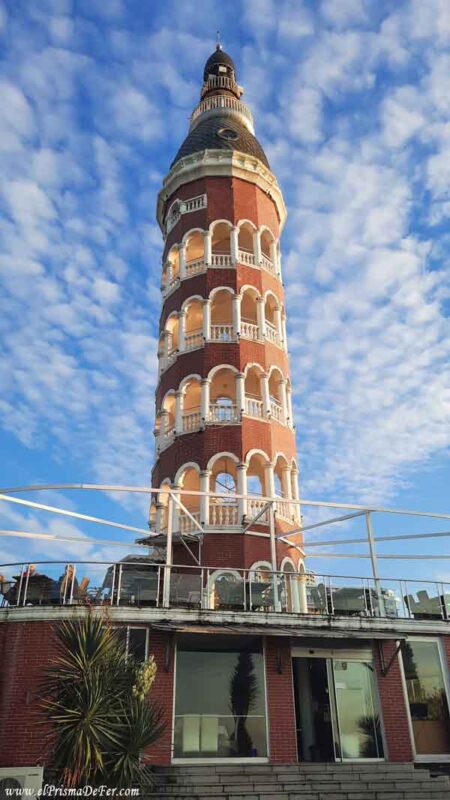 Uno de tantas torres llamativas de Batumi
