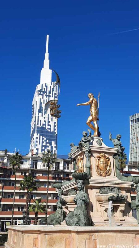 Neptuno en la fuente - Batumi