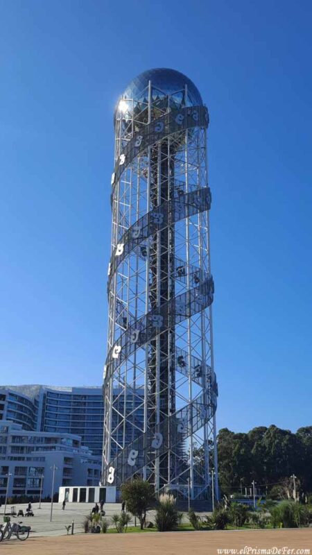 Torre del alfabeto Georgiano - Batumi