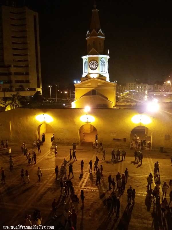 De noche la plaza se llena de prostitutas y turistas - Cartagena