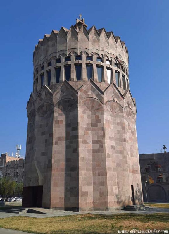 Una capilla con estilo moderno dentro del complejo Echmiadzin