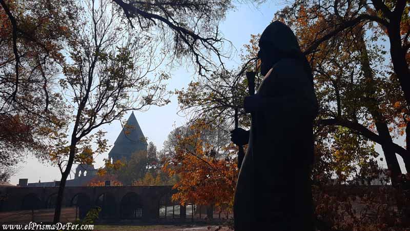 Parque junto a La Catedral de Echmiadzin