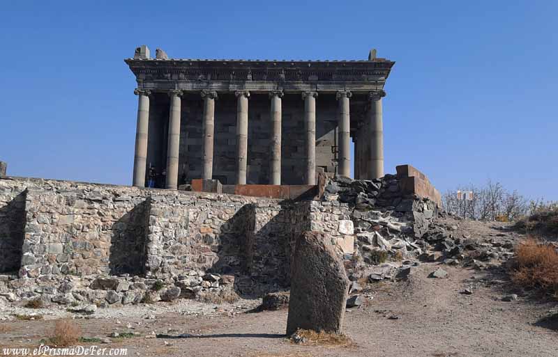 Vista del Templo de Garni de costado