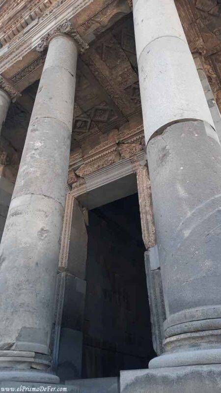 Entrada al Templo de Garni