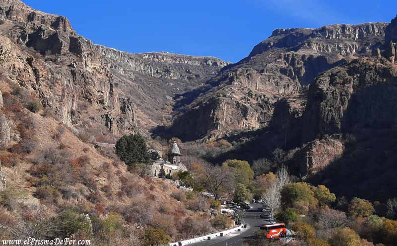 Llegando al Monasterio de Geghard - Armenia