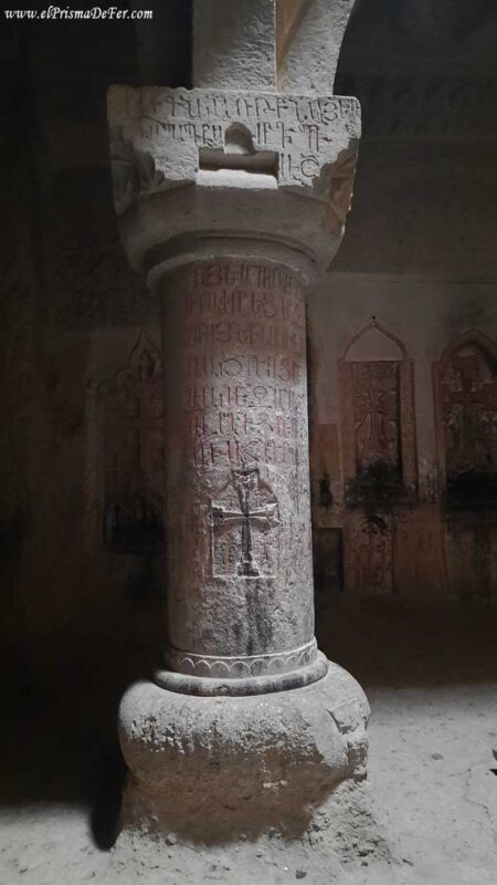 Columna con una cruz tallada, dentro del Monasterio